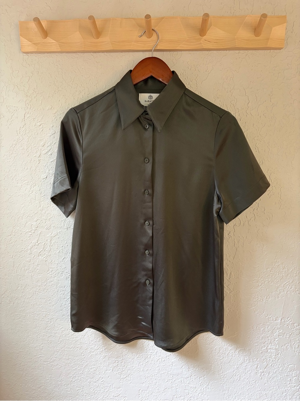 Aritzia Babaton Short-Sleeve Satin Butto Down Shirt in Moss Green
